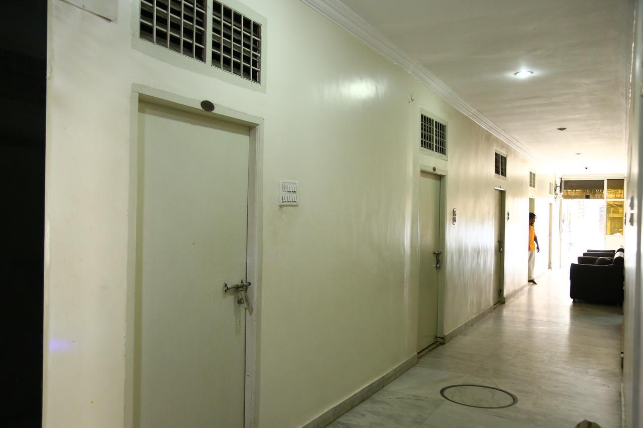 Sri Sai Krishna Deluxe Lodge Hyderabad Exterior foto